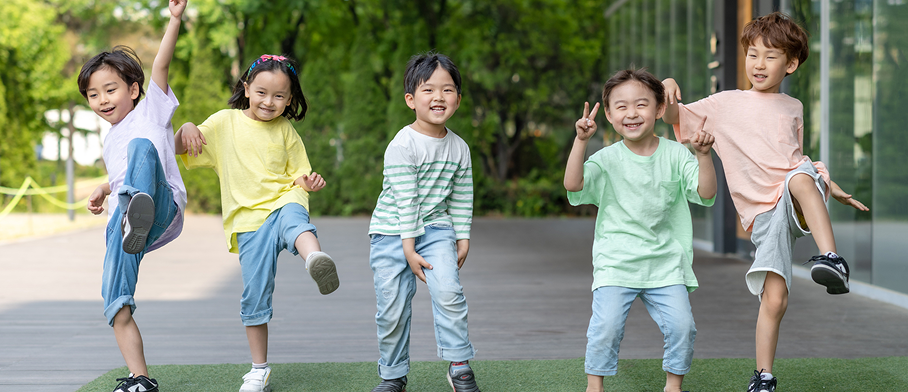 安全・安心な家庭的な環境で笑顔で過ごす子どもたちのイメージ