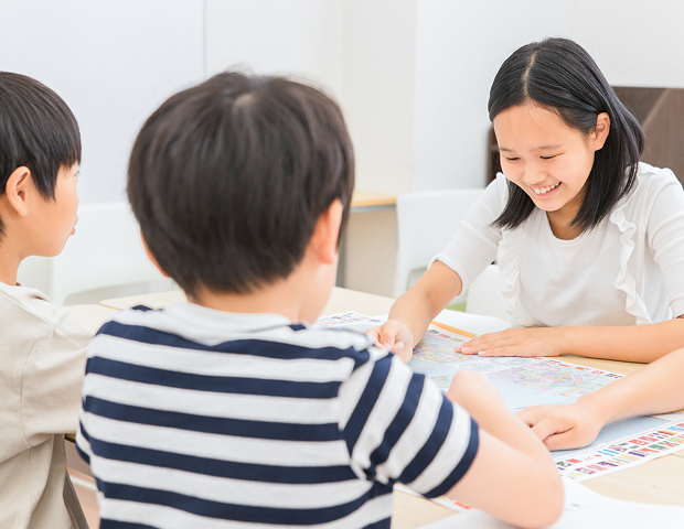 学習や運動を通してお子さまの個性を豊かに伸ばす支援風景